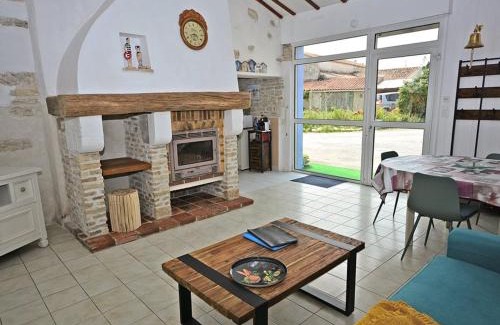Saint-Georges-d'Oleron House | Maison rénovée 4 pièces à Saint-Georges-d'Oléron, 6 couchages, vélos, proche plages et pistes cyclables - FR-1-246A-114