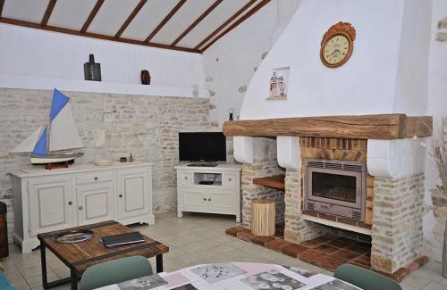 Saint-Georges-d'Oleron House | Maison rénovée 4 pièces à Saint-Georges-d'Oléron, 6 couchages, vélos, proche plages et pistes cyclables - FR-1-246A-114