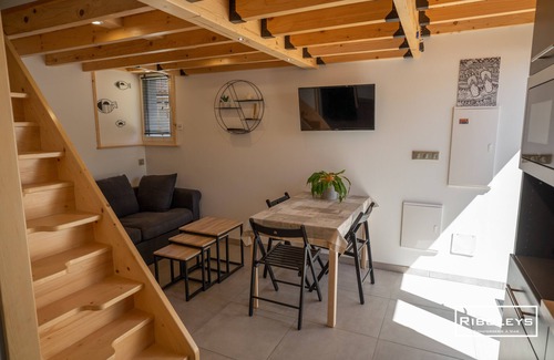 Vias House | Maison rénovée et climatisée avec WIFI à 600m de la plage