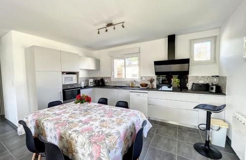 Carolles House | Maison rénovée proche mer 7 pers., jardin, wifi et ping-pong, 3 chambres, 2 salles d'eau - FR-1-361-426