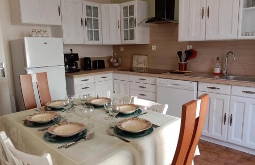 Bellerive-sur-Allier House | Maison rénovée proche Vichy : 3 chambres, cour fermée, tout inclus, idéal curistes et activités naturelles - FR-1-489-481