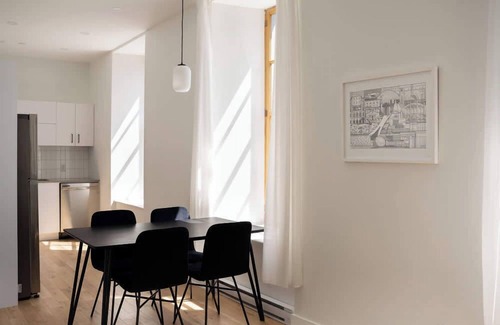 Old Montreal Apartment | Maison Rasco - One-bedroom queen size bed suite
