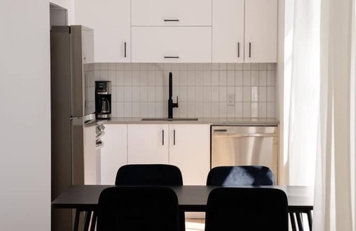 Old Montreal Apartment | Maison Rasco - One-bedroom queen size bed suite