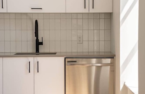 Old Montreal Apartment | Maison Rasco - One-bedroom queen size bed suite