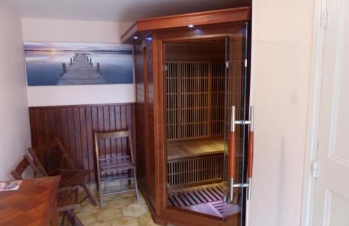 Saint-Pourcain-sur-Sioule House | Maison spacieuse avec jardin clos, piscine privative et sauna, proche centre de Saint-Pourçain - FR-1-489-60