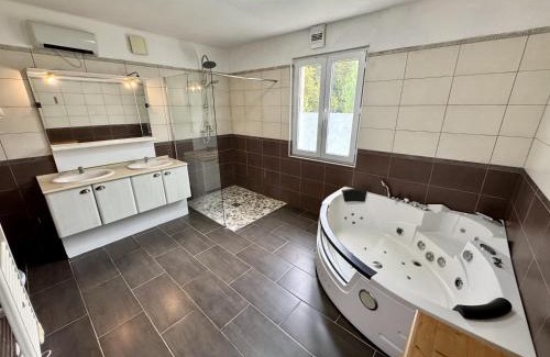 Saint-Just-Sauvage House | Maison Sauvage - Balnéo & Espace Fitness