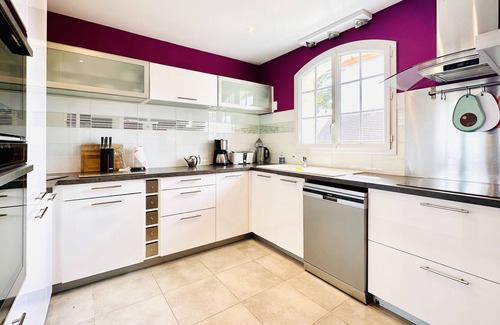 Denneville House | Maison St. Jacques. A wonderful property, Just a minutes walk to the beach !