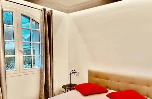 Denneville House | Maison St. Jacques. A wonderful property, Just a minutes walk to the beach !