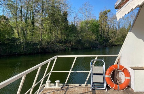 Vigneux-sur-Seine Boat Rental | Maison sur l’eau - havre de paix au milieu des péniches (proche Paris)