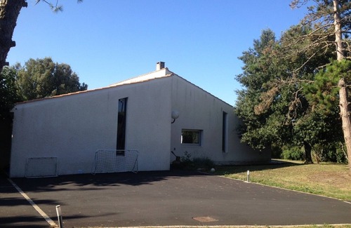 Saint-Jean-de-Liversay Villa | Maison Tout Confort Avec Piscine et Terrain de Tennis Dans le Marais Poitevin