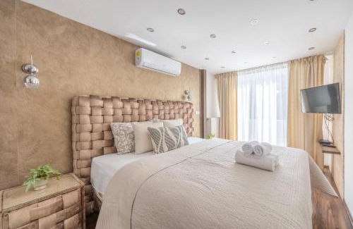 Terezvaros Apartment | Maison Teréz n' Elegant City Stay with Balcony