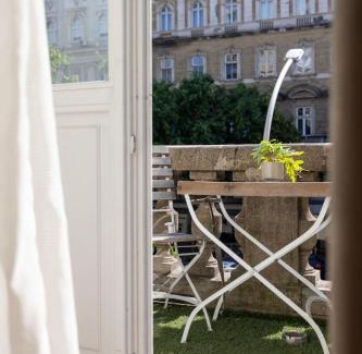 Terezvaros Apartment | Maison Teréz n' Elegant City Stay with Balcony