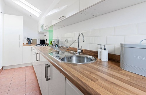 Paignton House | Maisonette with a garden & garage - 2 mins from beach