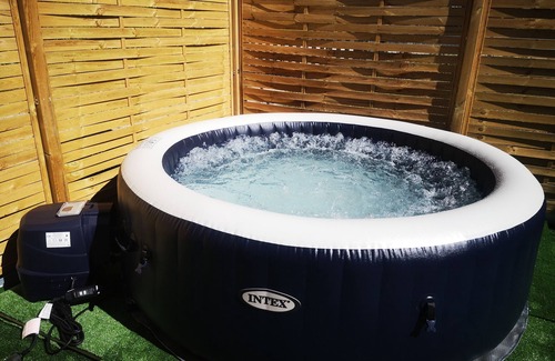 Clery-Saint-Andre House | Maisonnette Avec Jardin et Jacuzzi. Animaux de Compagnie Acceptés