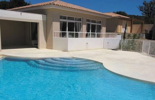 Montauroux House | Maisonnette confortable | Piscine sur place !