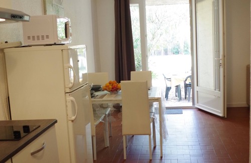 Valras-Plage House | Maisonnette in wooded park pétanque court, children's games BBQ near beaches
