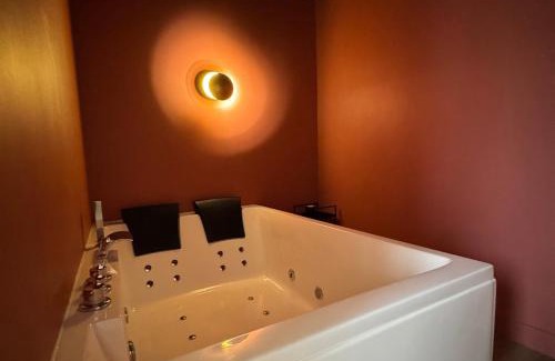 Le Marais House | Maisonnette relaxante, balnéo & confort, proche de la gare