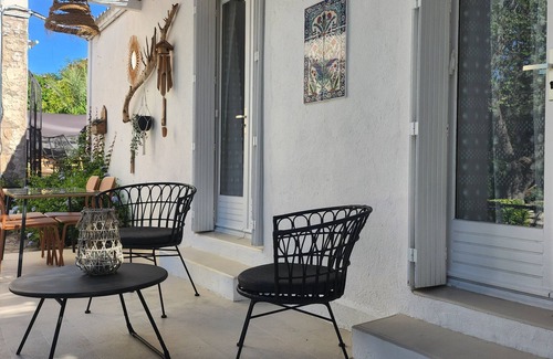 Beziers Villa | Maisonnette with swimming pool, bike garage and pets allowed.