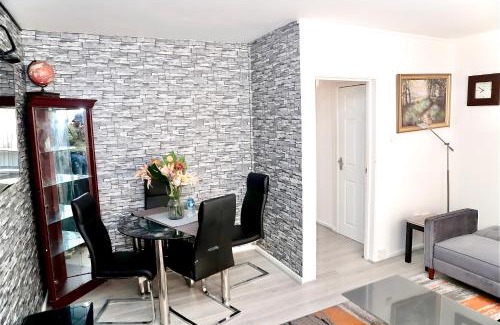 Greenwich West Apartment | Maitland Luxury 2 Bedroom Greenwich Apartment With Good Living Space Sleeps 5 Guest- 1 minute from Greenwich DLR Station