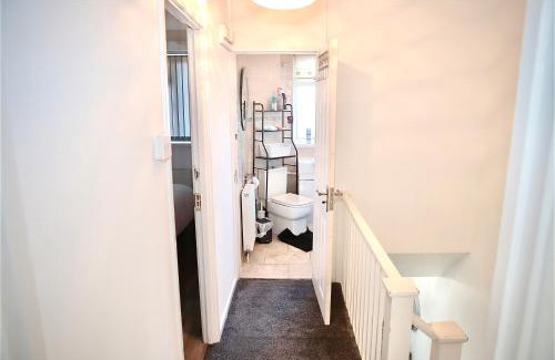 Greenwich West Apartment | Maitland Luxury 2 Bedroom Greenwich Apartment With Good Living Space Sleeps 5 Guest- 1 minute from Greenwich DLR Station