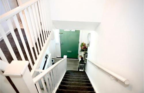 Greenwich West Apartment | Maitland Luxury 2 Bedroom Greenwich Apartment With Good Living Space Sleeps 5 Guest- 1 minute from Greenwich DLR Station
