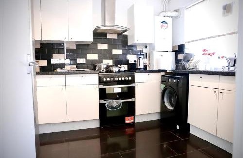 Greenwich West Apartment | Maitland Luxury 2 Bedroom Greenwich Apartment With Good Living Space Sleeps 5 Guest- 1 minute from Greenwich DLR Station