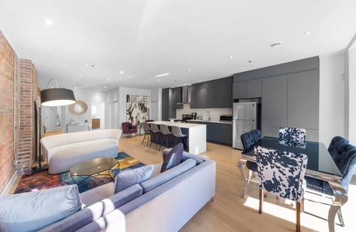 Downtown Montreal Condo | Majestic 3 bedrooms,3 baths sleep 10, AAA location