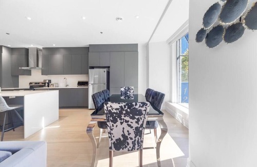Downtown Montreal Condo | Majestic 3 bedrooms,3 baths sleep 10, AAA location