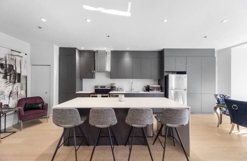 Downtown Montreal Condo | Majestic 3 bedrooms,3 baths sleep 10, AAA location