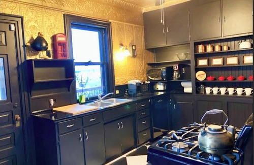 Simcoe House | Majestic Century House —Perfect for family getaways or friends getting together!