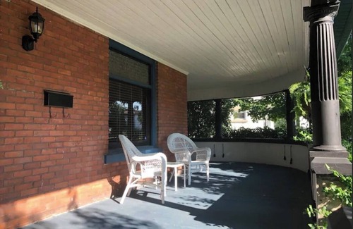 Simcoe House | Majestic Century House —Perfect for family getaways or friends getting together!