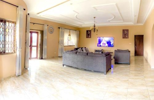 Kwabenyan House | majestic cottage