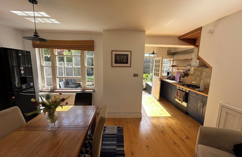 Whittington House | Majestic King Room - 30 Mins to City Center, 5 Mins to Shops & Train Station