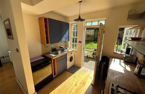 Whittington House | Majestic King Room - 30 Mins to City Center, 5 Mins to Shops & Train Station