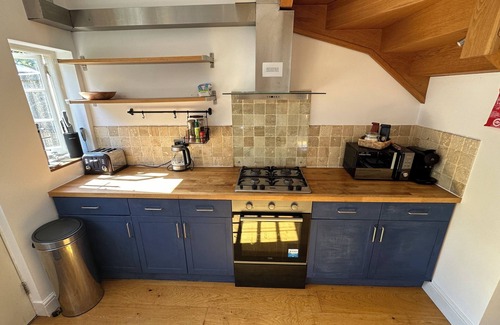 Whittington House | Majestic King Room - 30 Mins to City Center, 5 Mins to Shops & Train Station