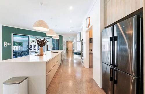 Leanyer House | Majestic Manor: Pool - BBQ - Jacuzzi