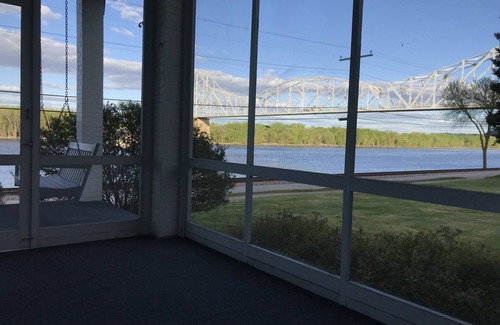 Lansing House | Majestic Mississippi River Views! Booking for August!