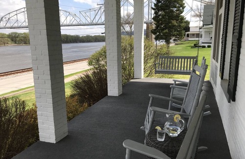 Lansing House | Majestic Mississippi River Views! Booking for August!