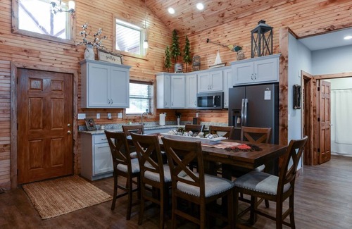 Reeds Spring Cabin | Majestic Moose Lodge - 5 Star Resort Amenities, Pool, Lake, Gym, Tennis