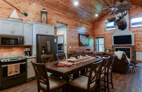 Reeds Spring Cabin | Majestic Moose Lodge - 5 Star Resort Amenities, Pool, Lake, Gym, Tennis