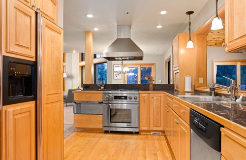 Rhododendron House | Majestic Mountain Retreat on 20 Acres, Gorgeous Views, Ponds, Hot Tub, Sauna, 15 Miles to Gov Camp