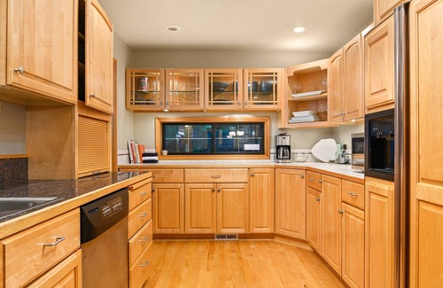 Rhododendron House | Majestic Mountain Retreat on 20 Acres, Gorgeous Views, Ponds, Hot Tub, Sauna, 15 Miles to Gov Camp