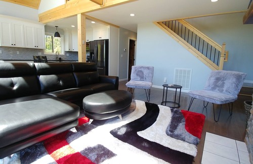 Bryson City Cabin | Majestic Mountain Views. Private Hot Tub. Close to Town + Train Depot. Secluded.