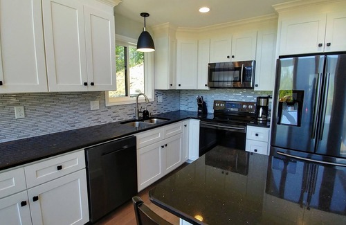 Bryson City Cabin | Majestic Mountain Views. Private Hot Tub. Close to Town + Train Depot. Secluded.