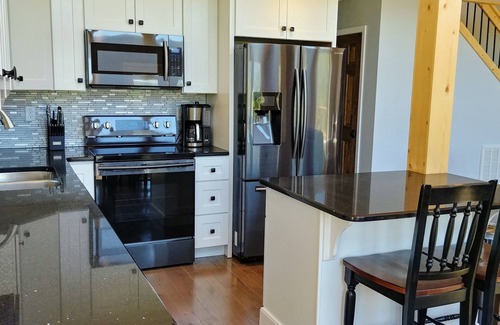 Bryson City Cabin | Majestic Mountain Views. Private Hot Tub. Close to Town + Train Depot. Secluded.