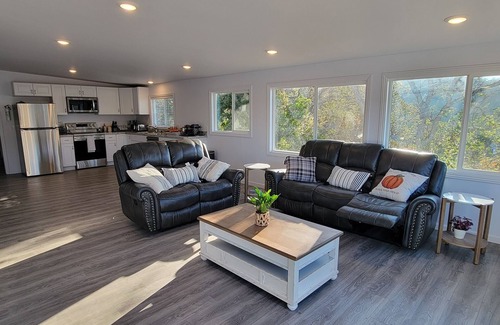 Clearlake House | Majestic Rock House