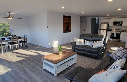 Clearlake House | Majestic Rock House