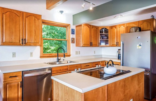 Bryson City Cabin | Majestic View Bryson City: Hot Tub + Pool Table + Amazing Views + Pet Friendly