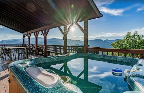 Bryson City Cabin | Majestic View Bryson City: Hot Tub + Pool Table + Amazing Views + Pet Friendly