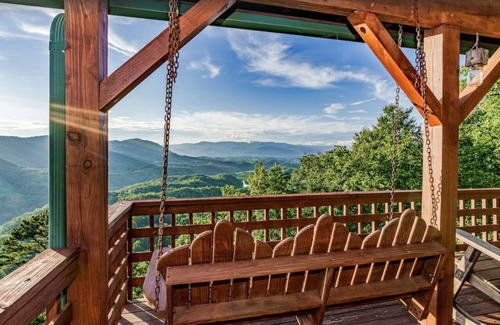 Bryson City Cabin | Majestic View Bryson City: Hot Tub + Pool Table + Amazing Views + Pet Friendly